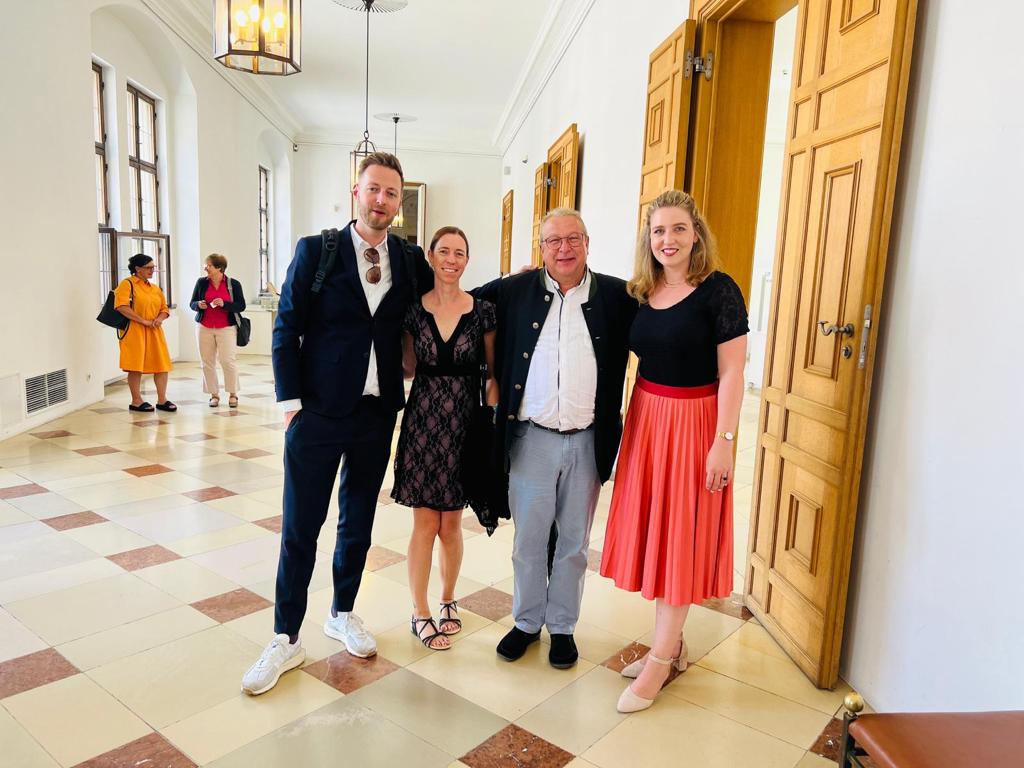 V. l. n. r.: Florian Schmidt, Rektor MS an der Rockefellerstr.; Tanja Herrmann, Rektorin GS an der Rockefellerstr.; Gerald Kerecz, Betriebsleiter Mensa; Verena Sailer, Mensabeauftragte beider Schulen V. l. n. r.: Florian Schmidt, Rektor MS an der Rockefellerstr.; Tanja Herrmann, Rektorin GS an der Rockefellerstr.; Gerald Kerecz, Betriebsleiter Mensa; Verena Sailer, Mensabeauftragte beider Schulen
