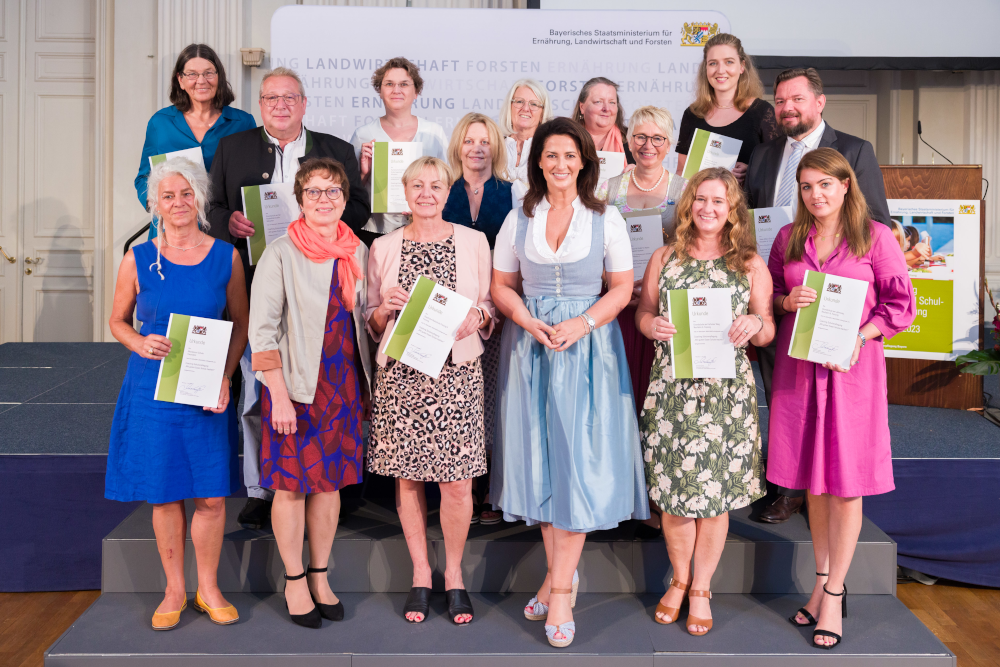 Preisverleihung 17.07.2023, Obere Reihe, 2. v. links: Gerald Kerecz, Betriebsleiter Mensa Rockefellerschule; unten 3. v. r.: StM Michaela Kaniber. Foto: Hauke Seyfarth/StMELF Preisverleihung 17.07.2023, Obere Reihe, 2. v. links: Gerald Kerecz, Betriebsleiter Mensa Rockefellerschule; unten 3. v. r.: StM Michaela Kaniber. Foto: Hauke Seyfarth/StMELF
